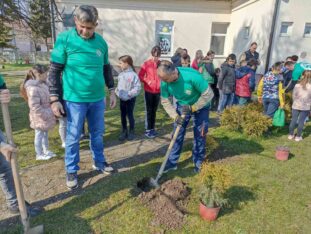 IMG-0aae60e8ed1c0f4f94fd53a86aad7245-V (1) Učenici u Banovom Polju učestvuju u akciji ozelenjavanja školskog dvorišta 2