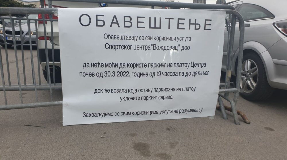 Zabrana parkiranja i uklanjanje vozila ispred SC Banjica zbog mitinga SNS 1