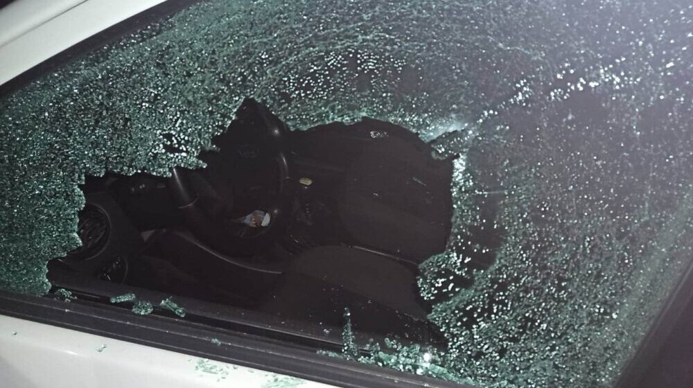 Polomljeno staklo na automobilu poverenici pokreta "Živim za Srbiju" za Vranje 1