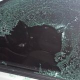 Polomljeno staklo na automobilu poverenici pokreta "Živim za Srbiju" za Vranje 1