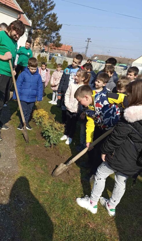 IMG-ccb257dafd7fc96b07e5c991d3a6d893-V Učenici u Banovom Polju učestvuju u akciji ozelenjavanja školskog dvorišta 4