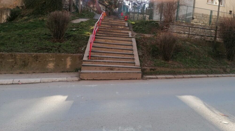 Ugrožena bezbednost učenika užičke škole "Stari grad": Ne vidi se pešački prelaz na ulici kuda vozači jure 1