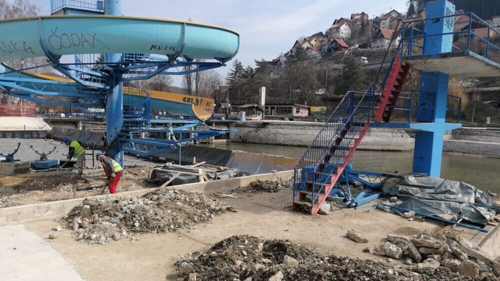 Na leto otvaranje bazena vrednog 20 miliona, iz užičkog SSP-a pitaju da li je popločan pločicama od bisera 3