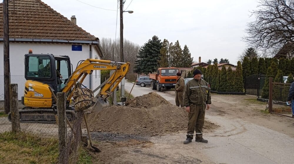 U subotičkoj Diljskoj ulici ljudi žive bez vode, asfalta i kanalizacije: Nadaju se da će započeti radovi rešiti njihove muke (FOTO) 1
