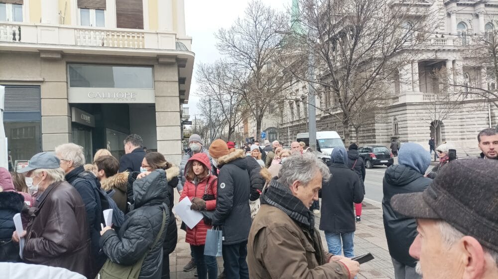 Dugački red za narodnu inicijativu Kreni-Promeni kojom traže trajnu zabranu eksploatacije litijuma i bora 1