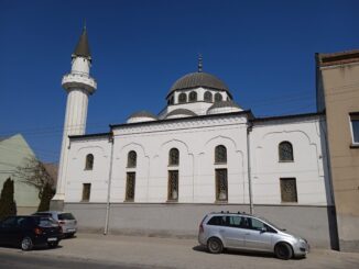 Razbijena stakla na objektima na Karađorđevom putu u Subotici Kako imam Abdurahman Salaji komentariše razbijanje prozora na subotičkoj džamiji 2