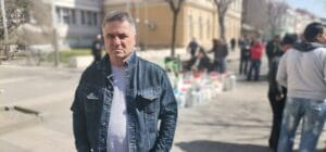 Proizvođači mleka prvo su se prekrstili pa onda prosuli količine koje su doneli u šabačku kanalizaciju 2 Proizvođači mleka prvo su se prekrstili pa onda prosuli količine koje su doneli u šabačku kanalizaciju 2