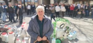 Proizvođači mleka prvo su se prekrstili pa onda prosuli količine koje su doneli u šabačku kanalizaciju 3 Proizvođači mleka prvo su se prekrstili pa onda prosuli količine koje su doneli u šabačku kanalizaciju 3