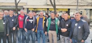 Proizvođači mleka prvo su se prekrstili pa onda prosuli količine koje su doneli u šabačku kanalizaciju 6 Proizvođači mleka prvo su se prekrstili pa onda prosuli količine koje su doneli u šabačku kanalizaciju 6