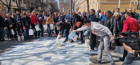 IMG_20220325_124858 Proizvođači mleka prvo su se prekrstili pa onda prosuli količine koje su doneli u šabačku kanalizaciju 9