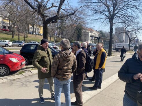 Aida Ćorović skup ispred suda Aida Ćorović pred suđenje zbog gađanja murala Ratka Mladića: Oslobodiće me i pokazati da su "kao" demokratični 5