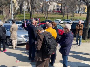 skup ispred suda Aida Ćorović pred suđenje zbog gađanja murala Ratka Mladića: Oslobodiće me i pokazati da su "kao" demokratični 2