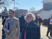 skup podrške Aida Ćorović pred suđenje zbog gađanja murala Ratka Mladića: Oslobodiće me i pokazati da su "kao" demokratični 4