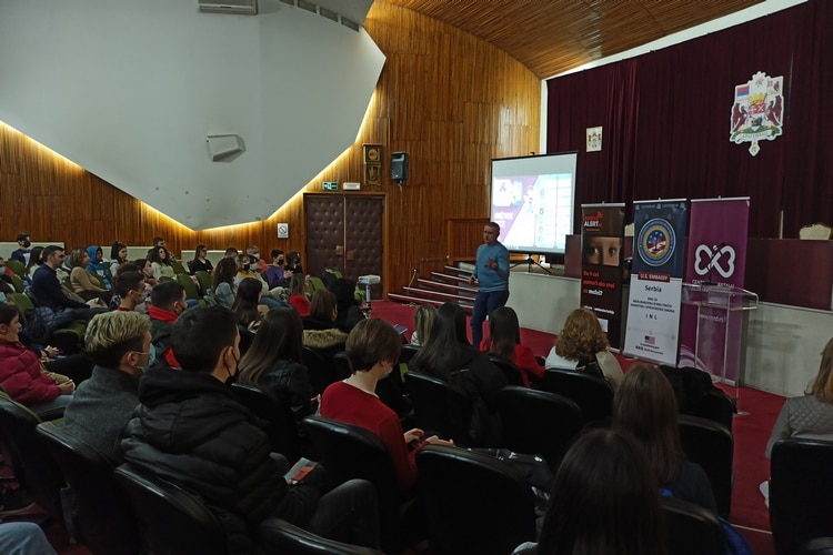 Igor Jurić govorio u Kragujevcu deci o bezbednosti na internetu 2