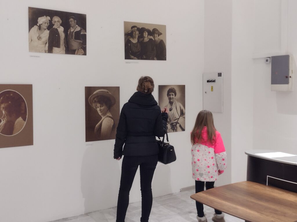 Izložba posvećena velikoj Žanki Stokić u kragujevačkom Big Fashion centru 2 Izložba posvećena velikoj Žanki Stokić u kragujevačkom Big Fashion centru 2