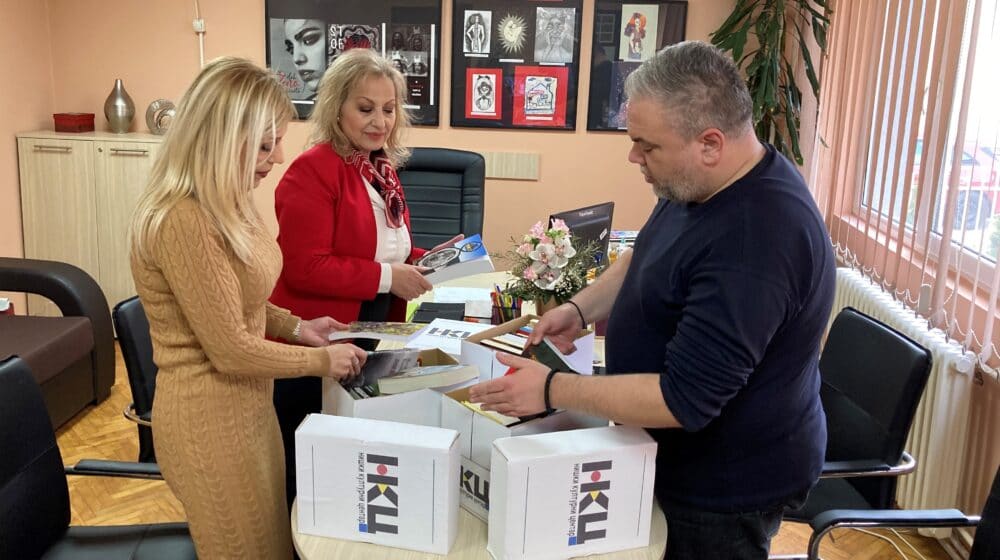 Niški kulturni centar donirao knjige Sigurnoj kući u Nišu 1