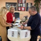 Niški kulturni centar donirao knjige Sigurnoj kući u Nišu 10