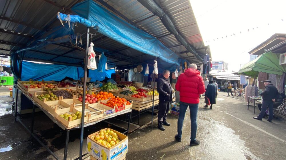 "Ako nama uvedu fiskalne kase, neka onda to urade i doktorima": Novopazarski pijačari protive se novinama 1 "Ako nama uvedu fiskalne kase, neka onda to urade i doktorima": Novopazarski pijačari protive se novinama 1
