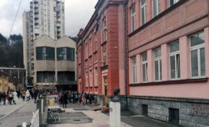 Protivnici nošenja zaštitnih maski posećivali užičke škole, što je uznemirilo deo učenika i njihovih roditelja 2 Protivnici nošenja zaštitnih maski posećivali užičke škole, što je uznemirilo deo učenika i njihovih roditelja 2