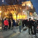 Nezadovoljni pijačni prodavci pred Predsedništvom, poručuju "može sve - kase ne" (VIDEO, FOTO) 9