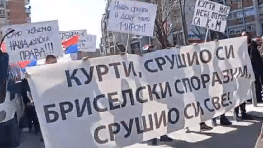 Protesti Srba u Kosovskoj Mitrovici i Gračanici zbog odluke da im se ne dozvoli glasanje na srpskim izborima (VIDEO) 1