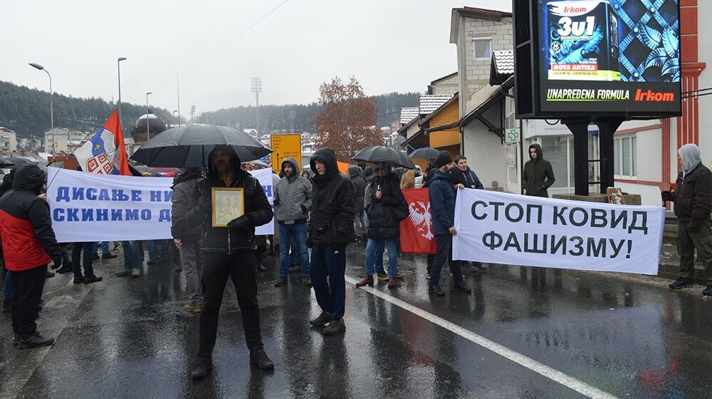 Protivnici nošenja zaštitnih maski posećivali užičke škole, što je uznemirilo deo učenika i njihovih roditelja 1