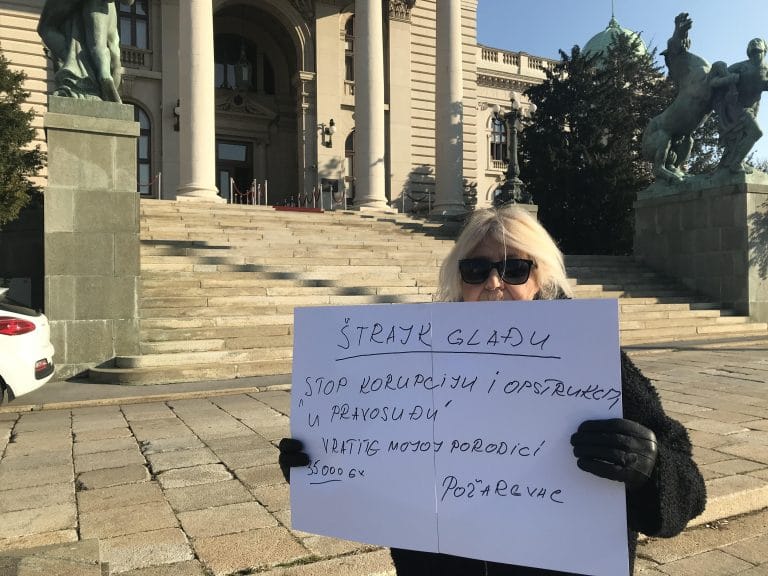 Spaliću člansku kartu SNS pred Vučićem, poručuje Požarevljanka koja već devet dana protestuje zbog višegodišnjeg imovinskog spora 2