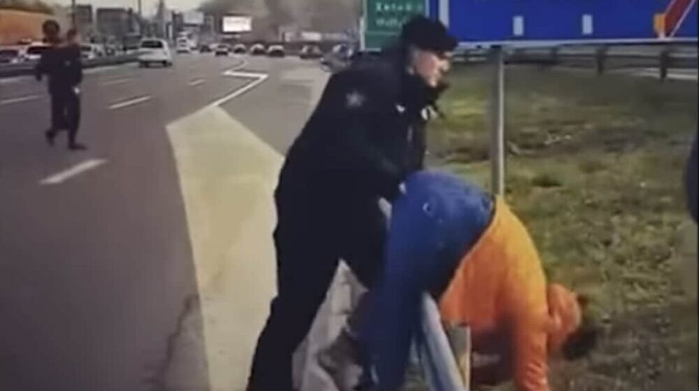 Policajcu koji je bacio ženu preko bankine tokom blokade autoputa iz Rukometnog saveza “samo” 200 evra 1