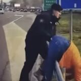 Policajcu koji je bacio ženu preko bankine tokom blokade autoputa iz Rukometnog saveza “samo” 200 evra 6
