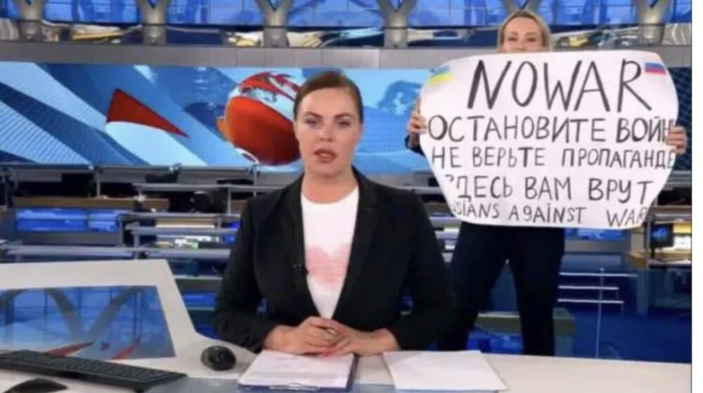 Ruska novinarka kažnjena novčano zbog transparenta sa anatiratnom porukom 1