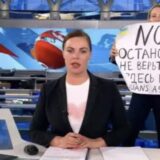 Ruska novinarka kažnjena novčano zbog transparenta sa anatiratnom porukom 6
