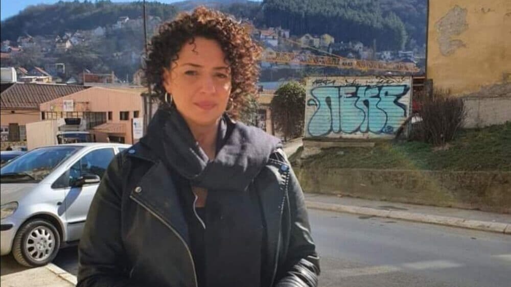 Ugrožena bezbednost učenika užičke škole "Stari grad": Ne vidi se pešački prelaz na ulici kuda vozači jure 2 Ugrožena bezbednost učenika užičke škole "Stari grad": Ne vidi se pešački prelaz na ulici kuda vozači jure 2