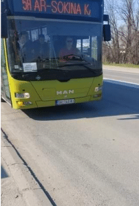 U Šapcu roditelji tvrde da vozač autobusa nije hteo da vozi decu dok ne plate kartu 2 U Šapcu roditelji tvrde da vozač autobusa nije hteo da vozi decu dok ne plate kartu 2