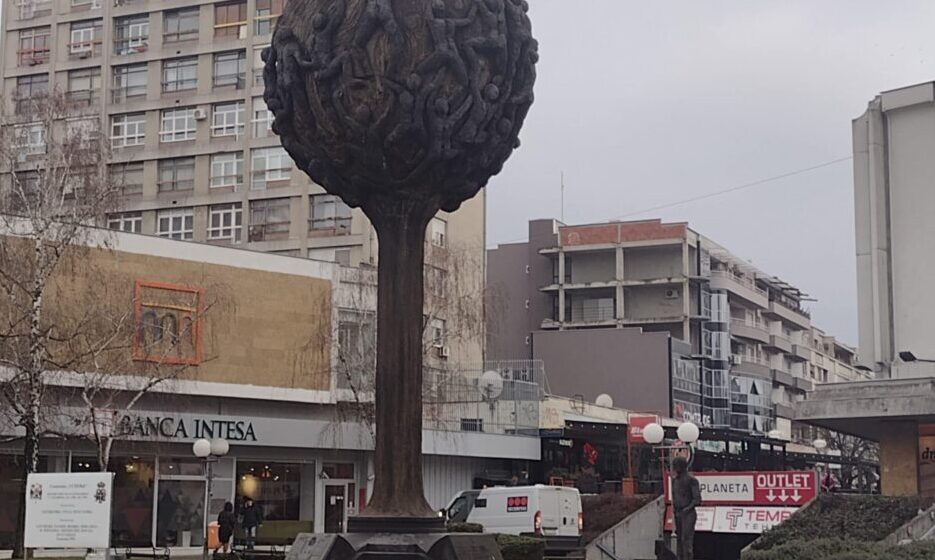 Kragujevac: Pre tri godine polomljen spomenik žrtvama ratova iz devedesetih u centru grada i niko još ne reaguje 1