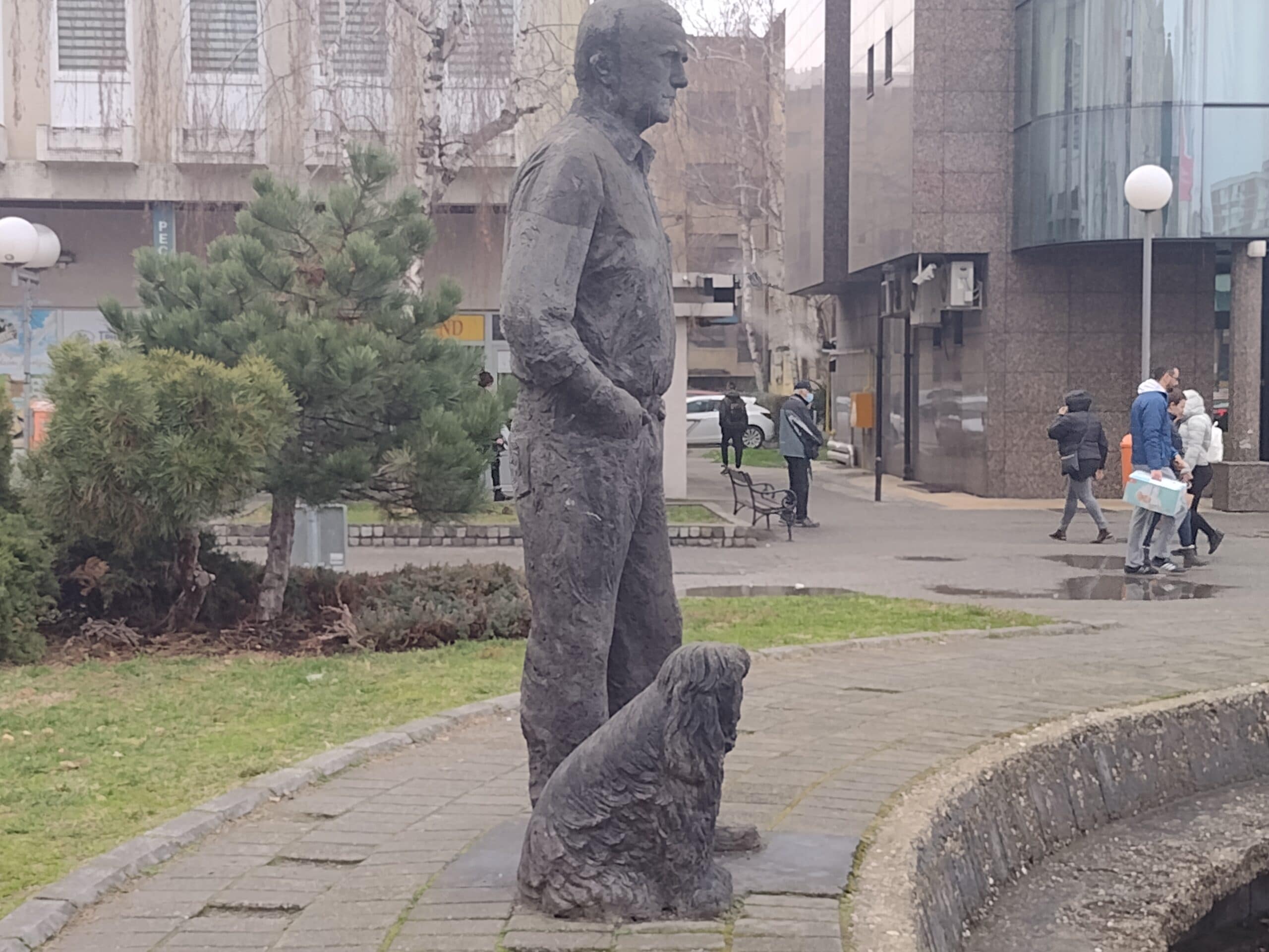 Kragujevac: Pre tri godine polomljen spomenik žrtvama ratova iz devedesetih u centru grada i niko još ne reaguje 2