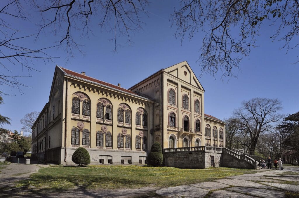 Noćas u Aranđelovcu izgoreo krov „Starog zdanja” nekadašnjeg letnjikovca Obrenovića 2 Noćas u Aranđelovcu izgoreo krov „Starog zdanja” nekadašnjeg letnjikovca Obrenovića 2