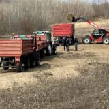 "Nadležni nemaju vremena, izigravaju Deda Mraza i dele paketiće": Ratari iz Tavankuta sami popravili puteve do svojih njiva 3