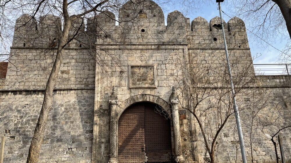 Tvrđava u Nišu zbog nemara u lošem stanju: Kapije zapuštene, a sa bedema pada kamenje 1