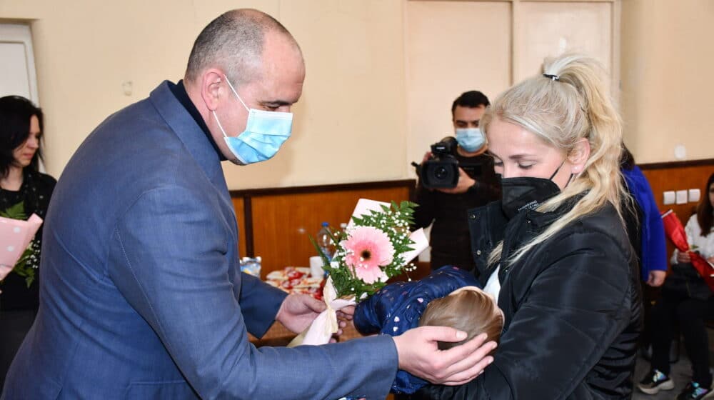 Negotin: Prijem i novčane čestitke za majke sa troje, četvoro, petoro i šestoro dece 1