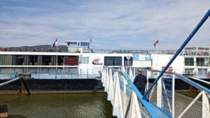 Kako je u Donjem Milanovcu juče dočekan rečni kruzer Viking Lif koji je otvorio ovogodišnju sezonu 2 Kako je u Donjem Milanovcu juče dočekan rečni kruzer Viking Lif koji je otvorio ovogodišnju sezonu 2