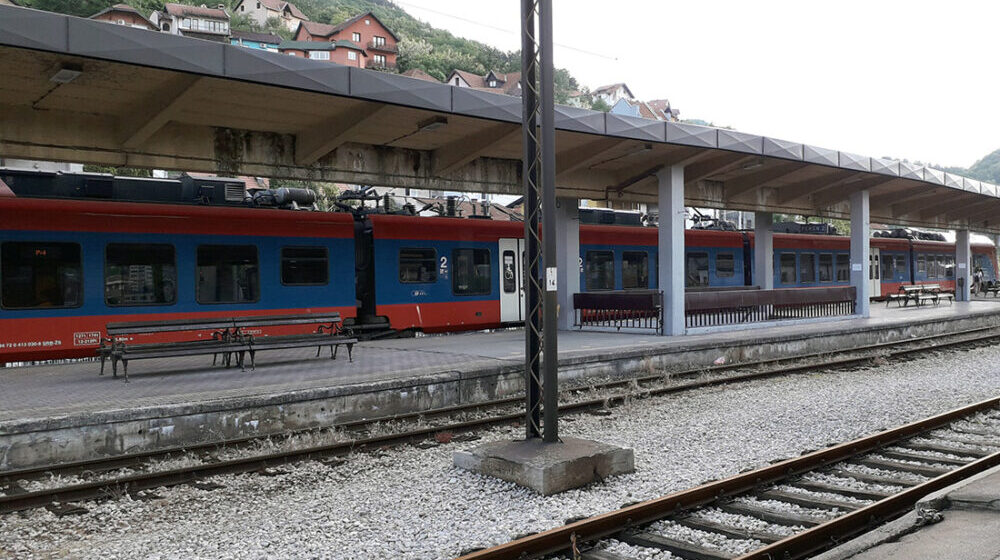 Predsednik Srbije, njegov kabinet i uprava železnice nisu naložili zaustavljanje voza u Valjevu 1