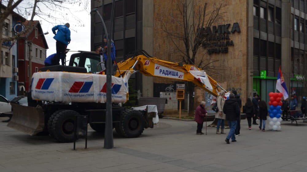 Buldožer u centru Vranja na završnom mitingu lokalnog SNS-a 1