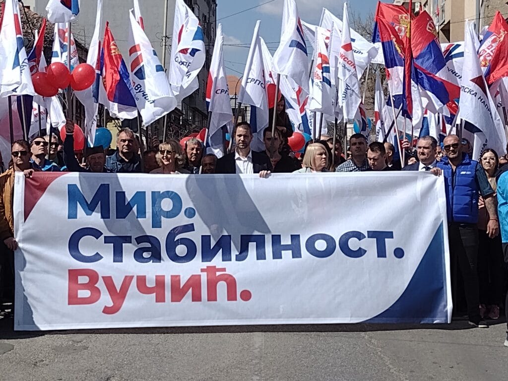 Atmosfera na Vučićevom mitingu u Kragujevcu: Šapićevi se guraju, SPS-ovci kuliraju 3