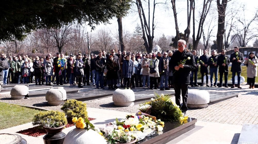 Na Novom groblju poštovaoci Đinđića odali poštu ubijenom premijeru 1