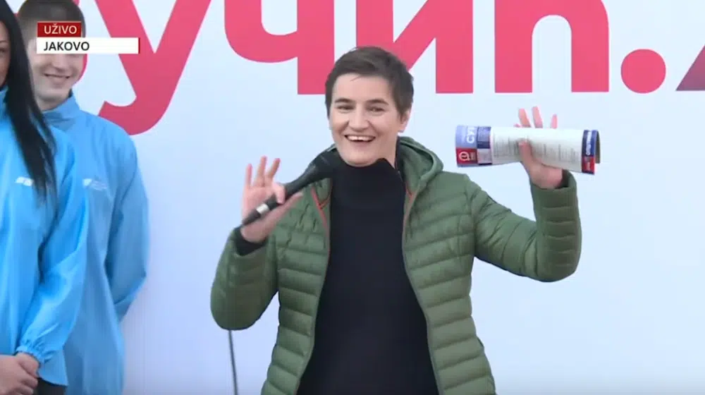 (VIDEO) Premijerka se izgubila: Ne zna da li je na skupu SNS u Surčinu ili „JaRkovu“ 1