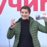 (VIDEO) Premijerka se izgubila: Ne zna da li je na skupu SNS u Surčinu ili „JaRkovu“ 7