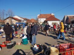 Subota ujutru na buvljaku u Zrenjaninu: Od krpica preko vangli do starog hleba 2