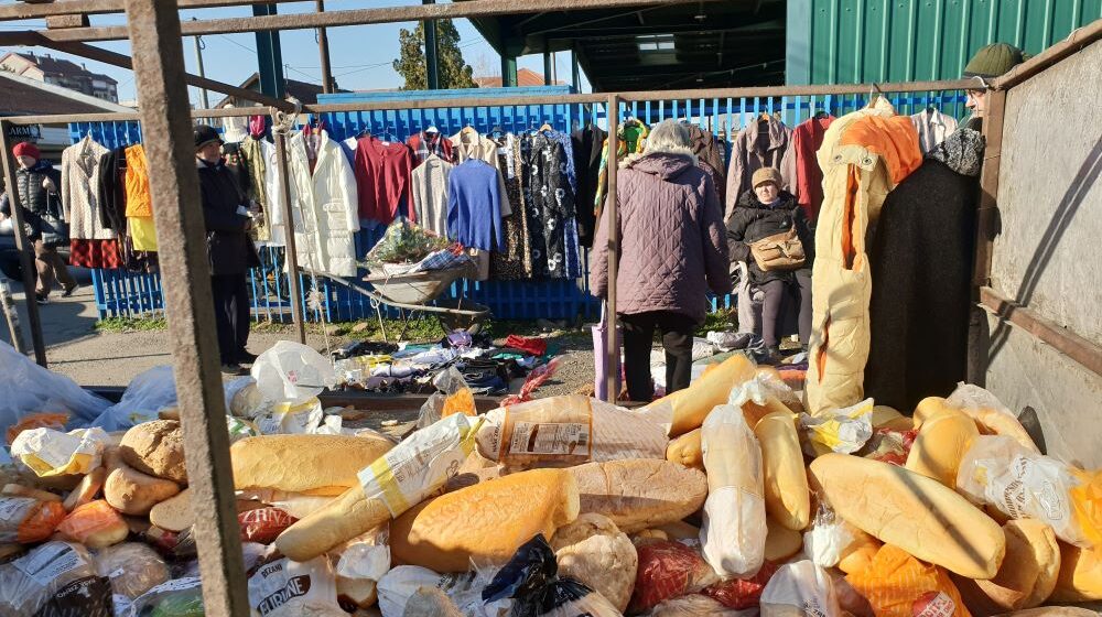 Subota ujutru na buvljaku u Zrenjaninu: Od krpica preko vangli do starog hleba 1