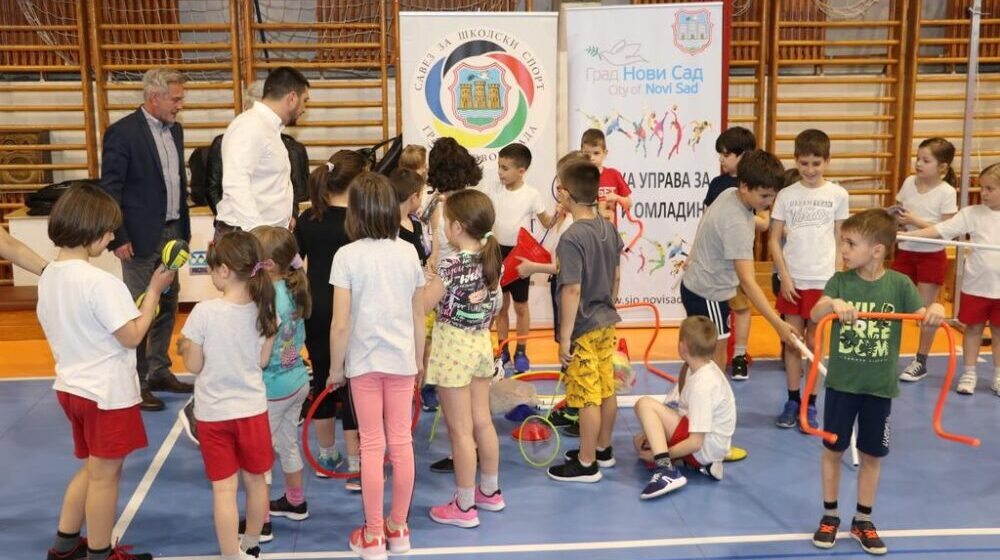 Novi Sad: Osnovna škola "Prva vojvođanska brigada" dobila sportske rekvizite 1