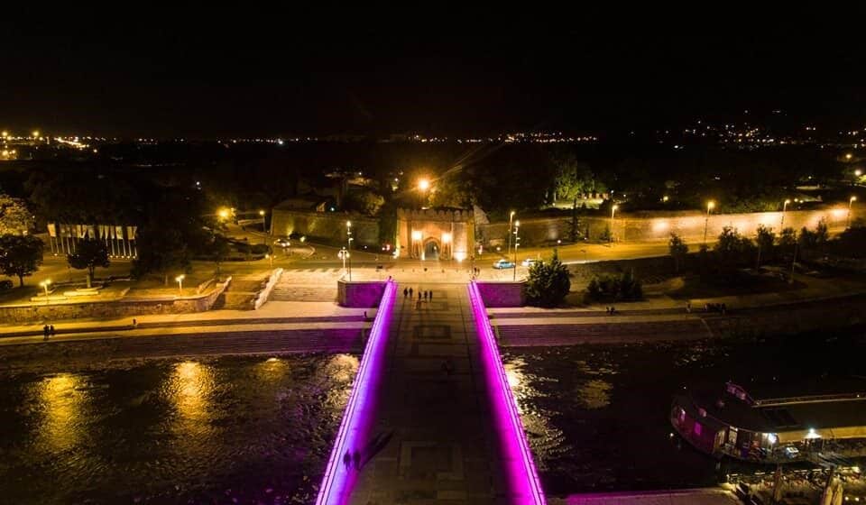 Tvrđavski most u Nišu u roze boji povodom Dana borbe protiv raka dojke 1
